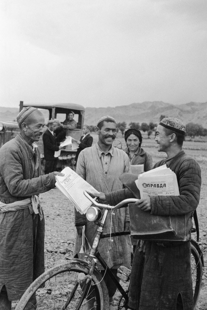 1954. Un cartero entrega periódicos a los trabajadores colectivos agrícolas de Asia Central.