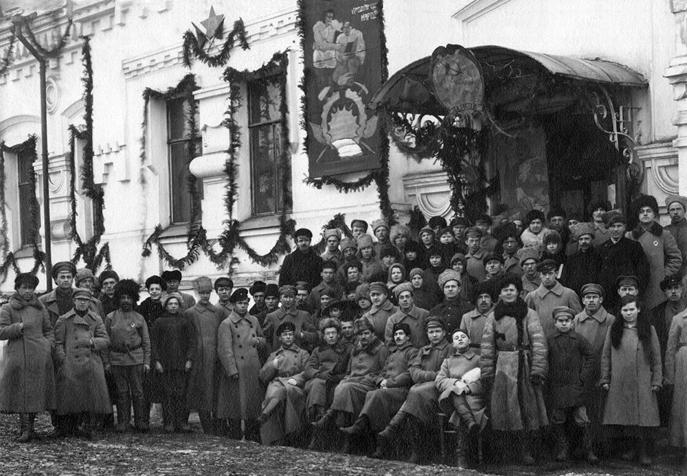 Rotarmisten und Stadtbewohner auf der Veranda des Ipatjew-Hauses, 1927