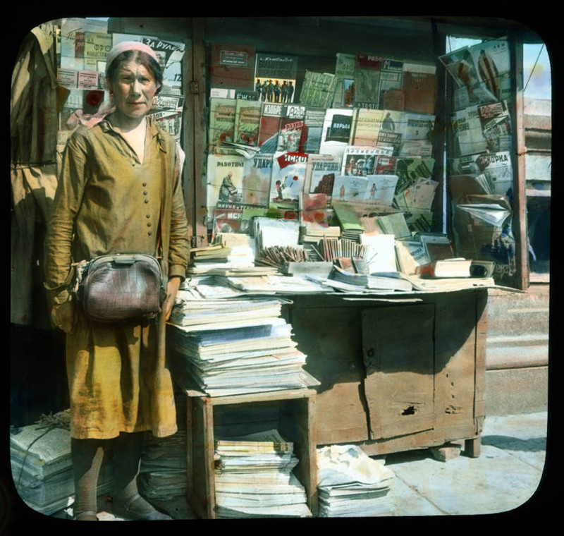 Retrato de una vendedora callejera en un puesto de periódicos en Moscú, 1931.