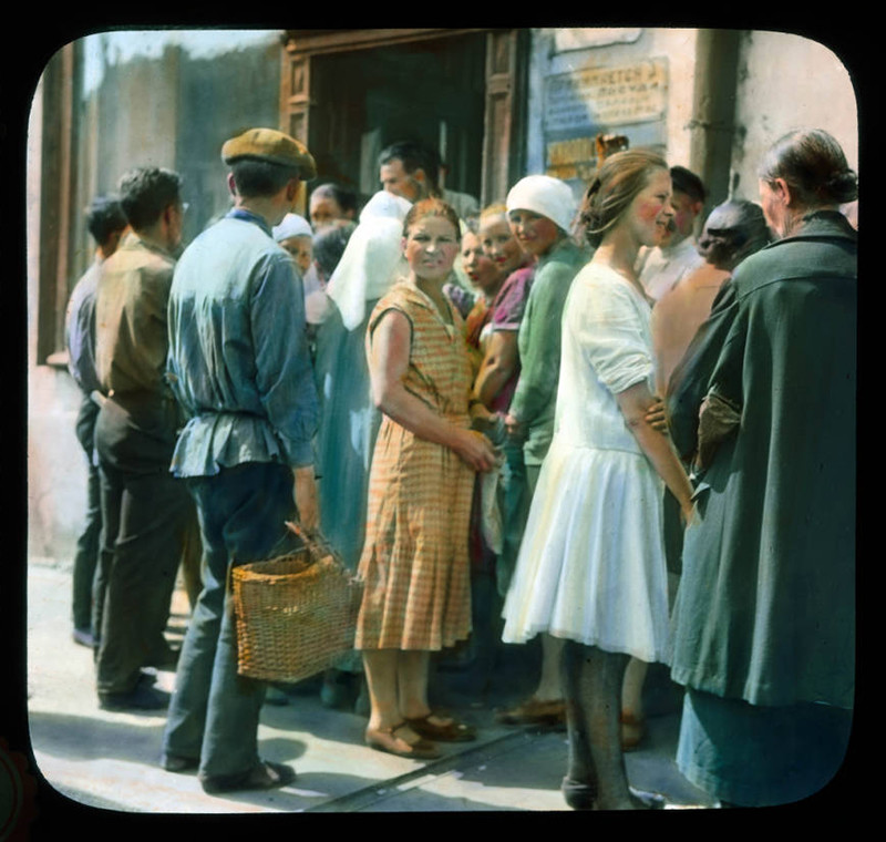 Escena callejera de gente haciendo cola para comprar comida, 1931. Moscú. 