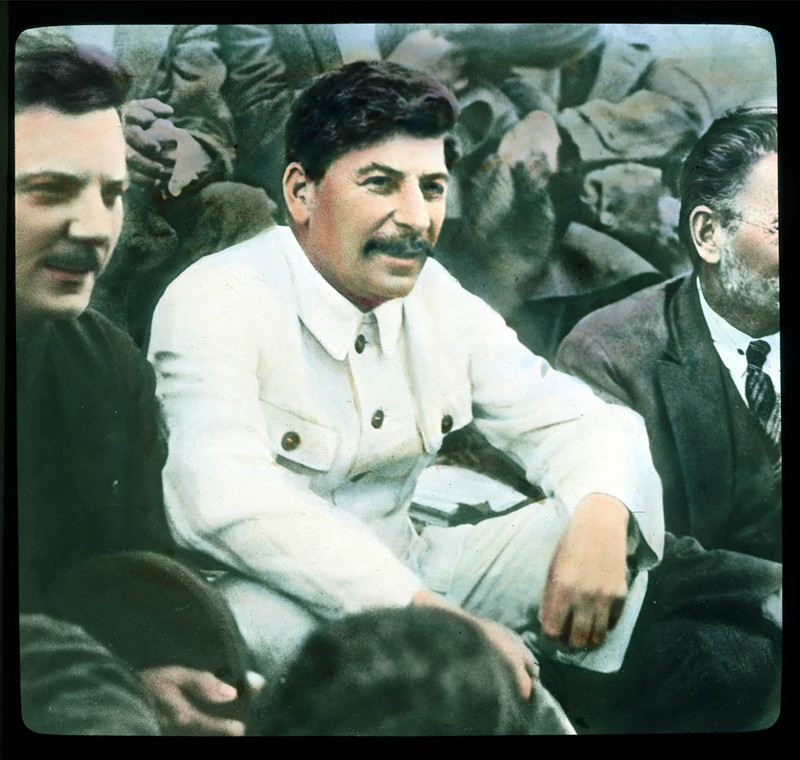 Iósif Stalin (centro) con Klim Voroshilov, un importante militar y político soviético (izquierda) y Mijaíl Kalinin, miembro desde 1926 del Politburó del Partido Comunista de la Unión Soviética e integrante del círculo íntimo de Stalin (derecha), 1931.