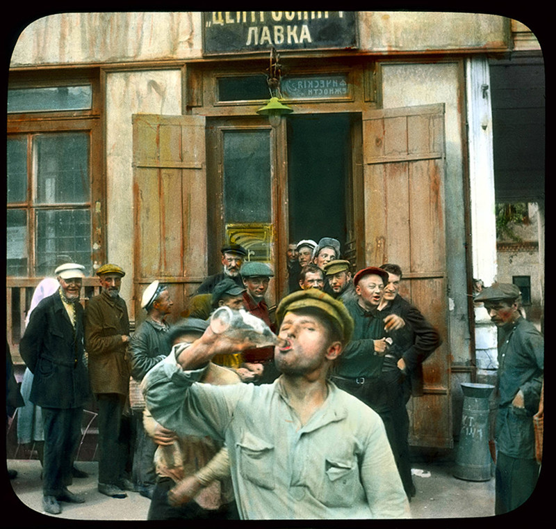 San Petersburgo, Avenida Nevski. Hombres bebiendo a la salida de una tienda, 1931.
