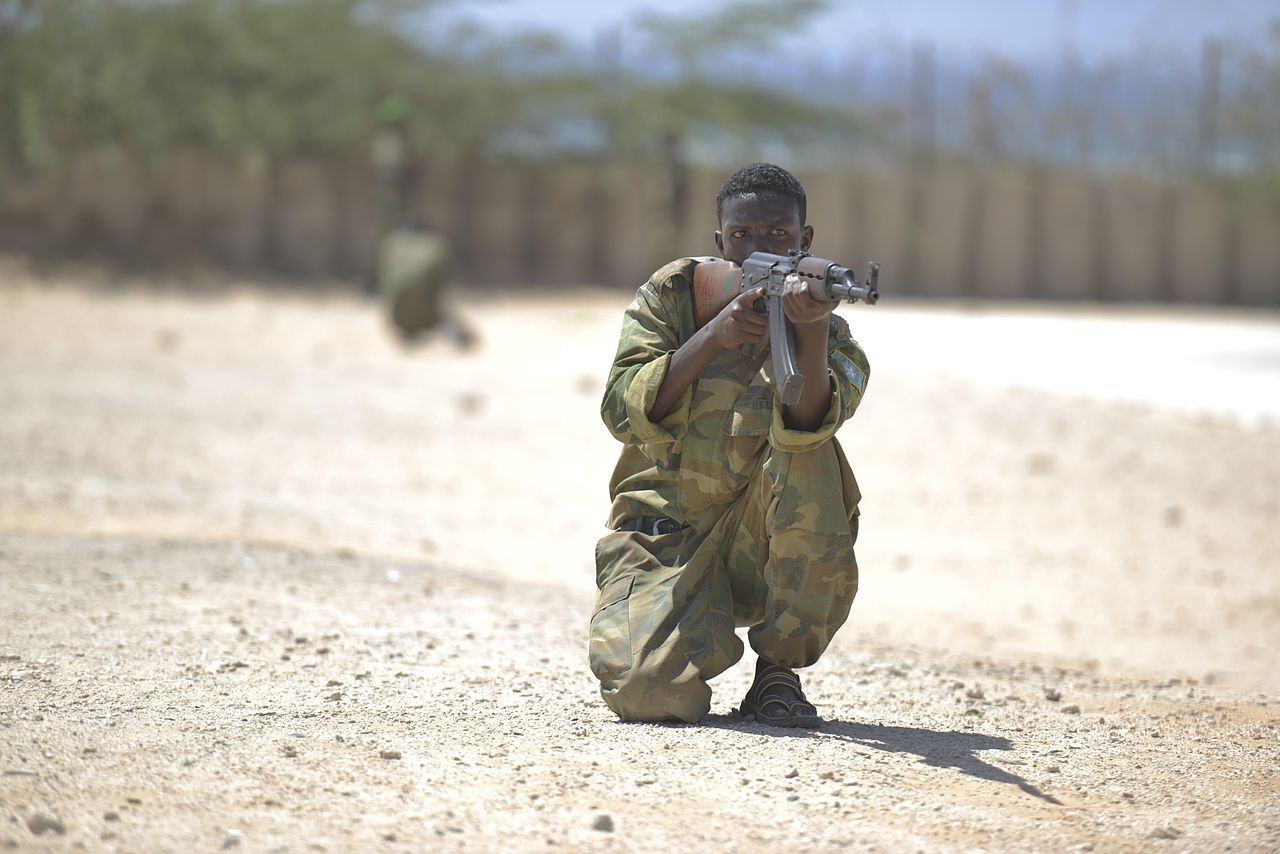 Сомалийски войник с М70.

