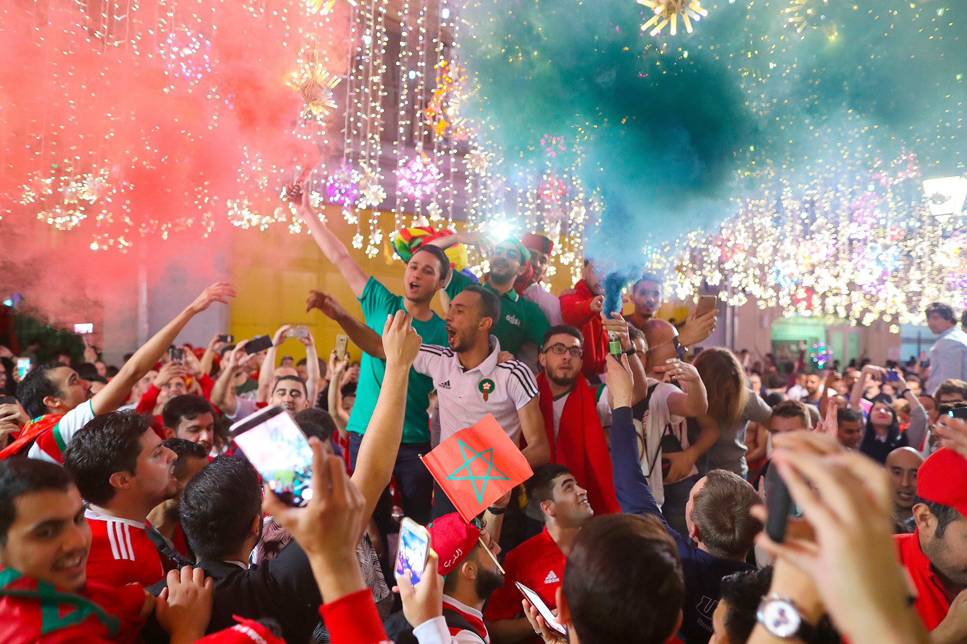 どのようにしてニコリスカヤ通りはw杯サポーターのためのグラウンドゼロになったのか 写真特集 ロシア ビヨンド