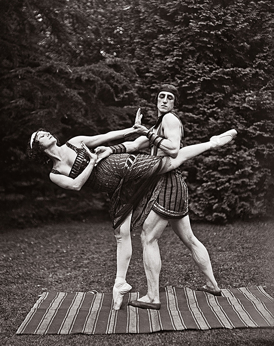 Anna Pavlova e Lavrenty Novikov durante le prove del balletto La figlia del faraone, 1923
