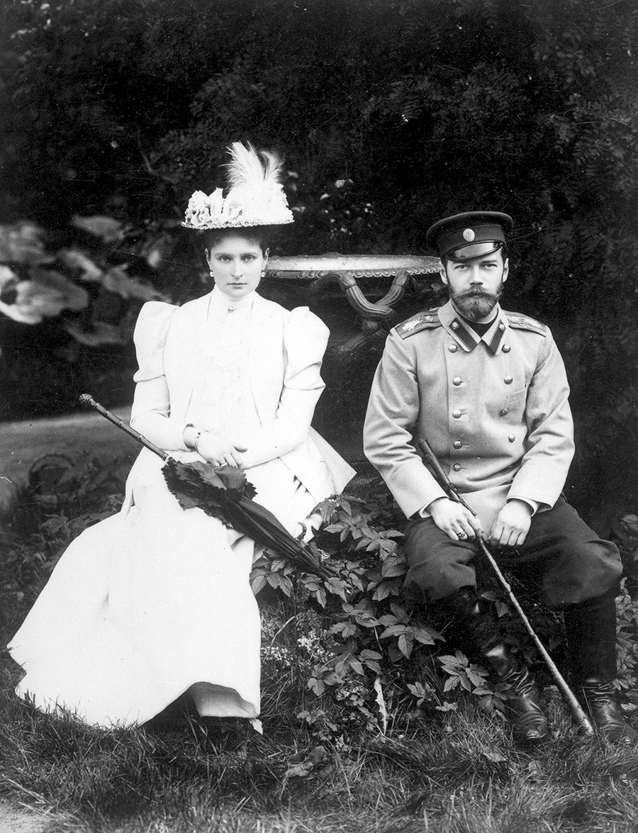 El príncipe heredero Nicolás Alexándrovich con su prometida, la princesa Alicia de Hesse-Darmstadt Coburg, 20 de abril de 1894.