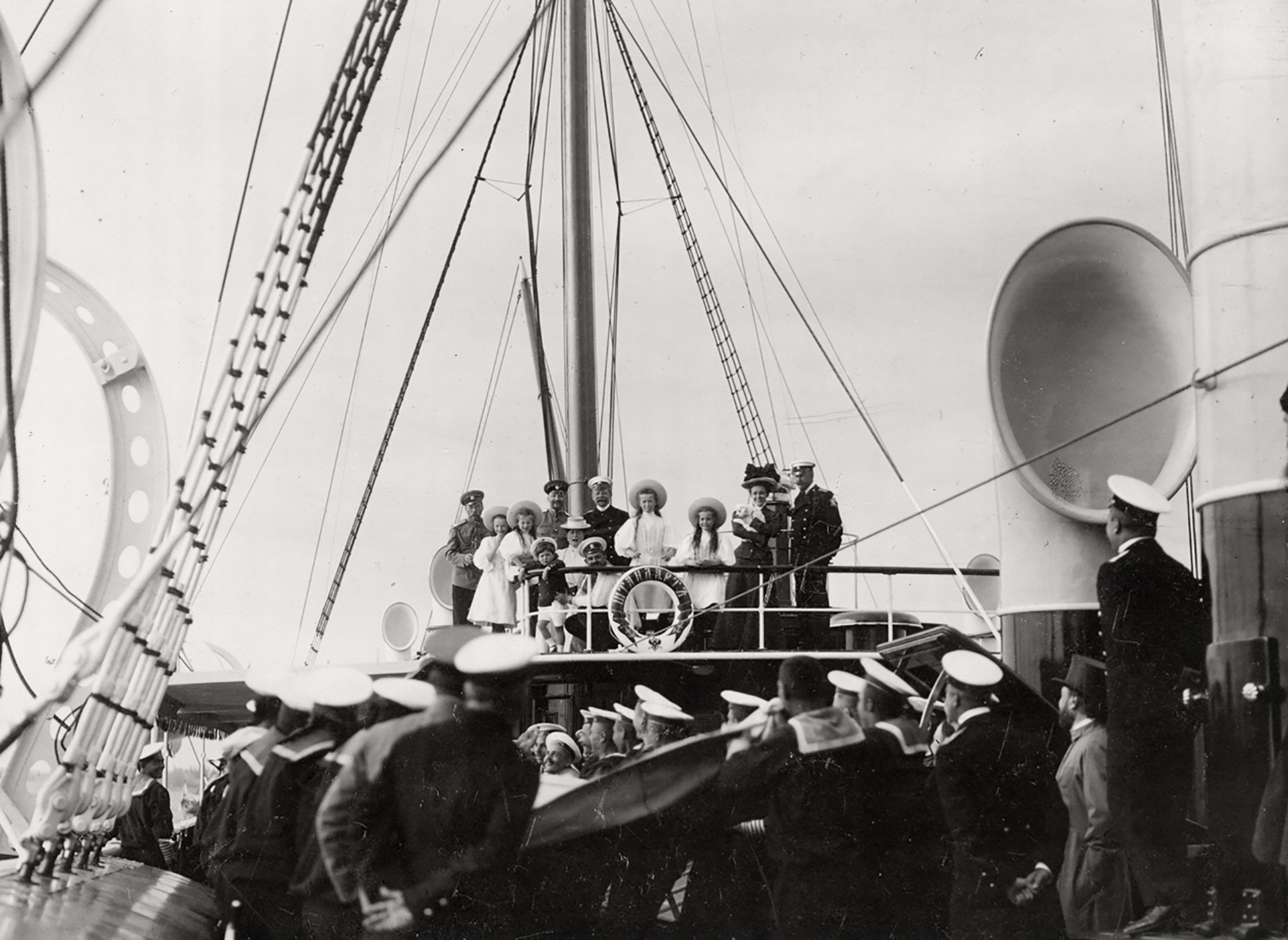 La familia imperial y su círculo cercano en la cubierta del puente del yate Standart. Observan las regatas de vela. Escollos finlandeses, 1907.