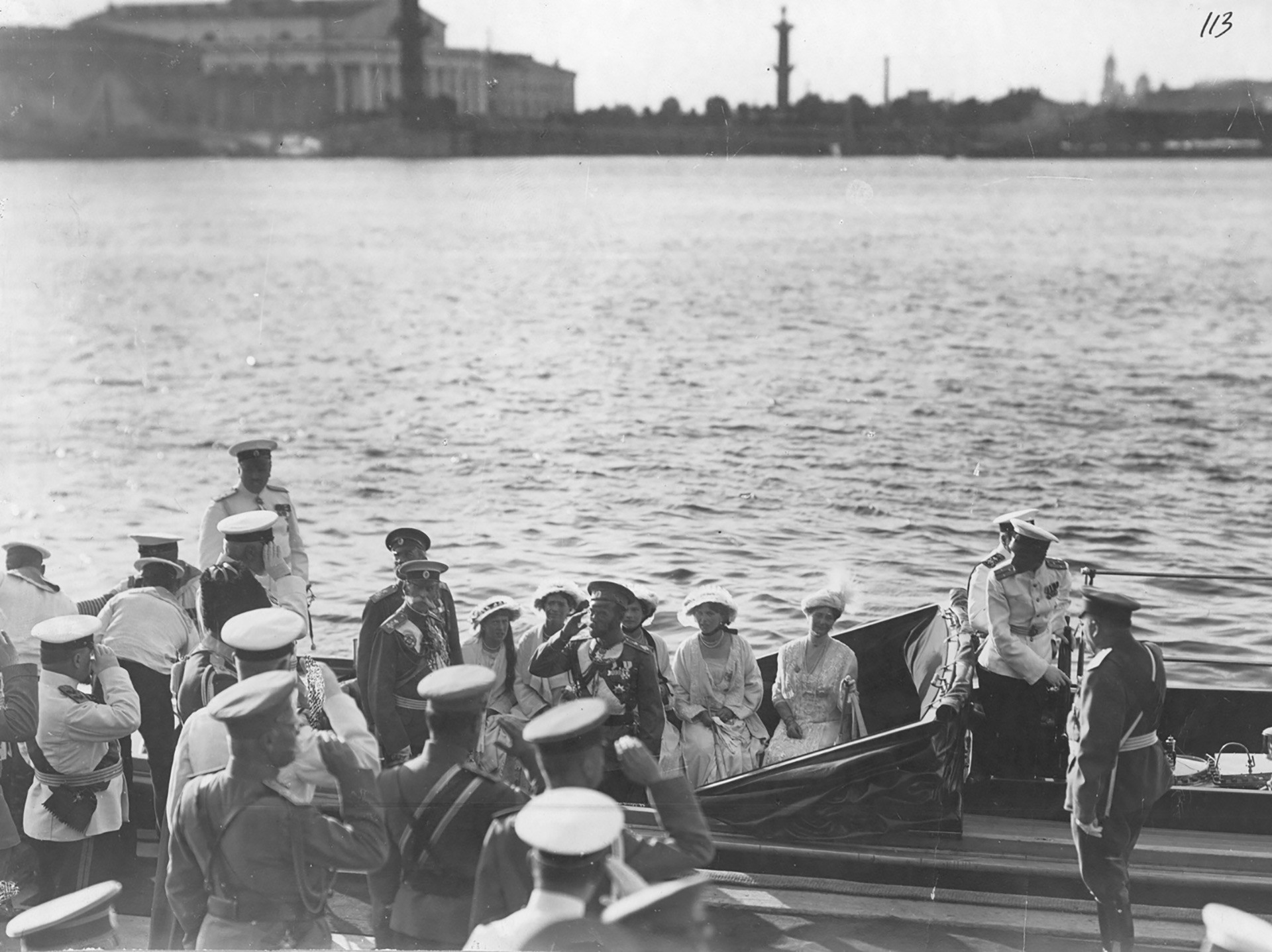 El cúter imperial Peterhof con Nicolás II y su familia a bordo en el embarcadero del palacio. Nicolás recibe un informe del ministro Naval I.K. Grigoróvich, 1914.