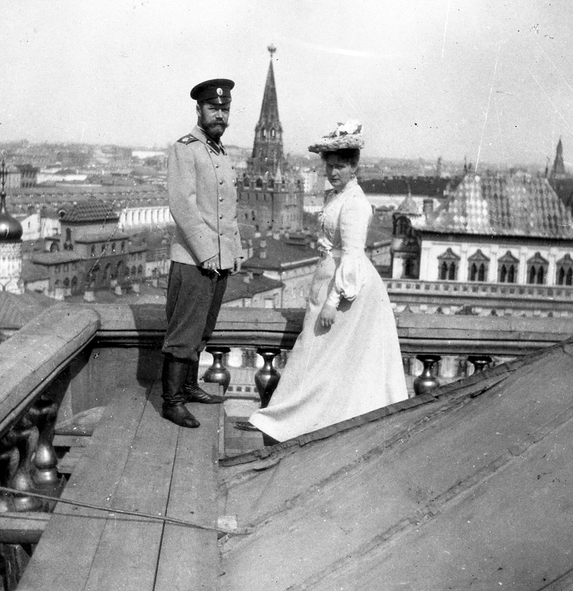 Nicolás II y Alexandra Fiódorovna en el tejado del Gran Palacio del Kremlin. Moscú, 1903.