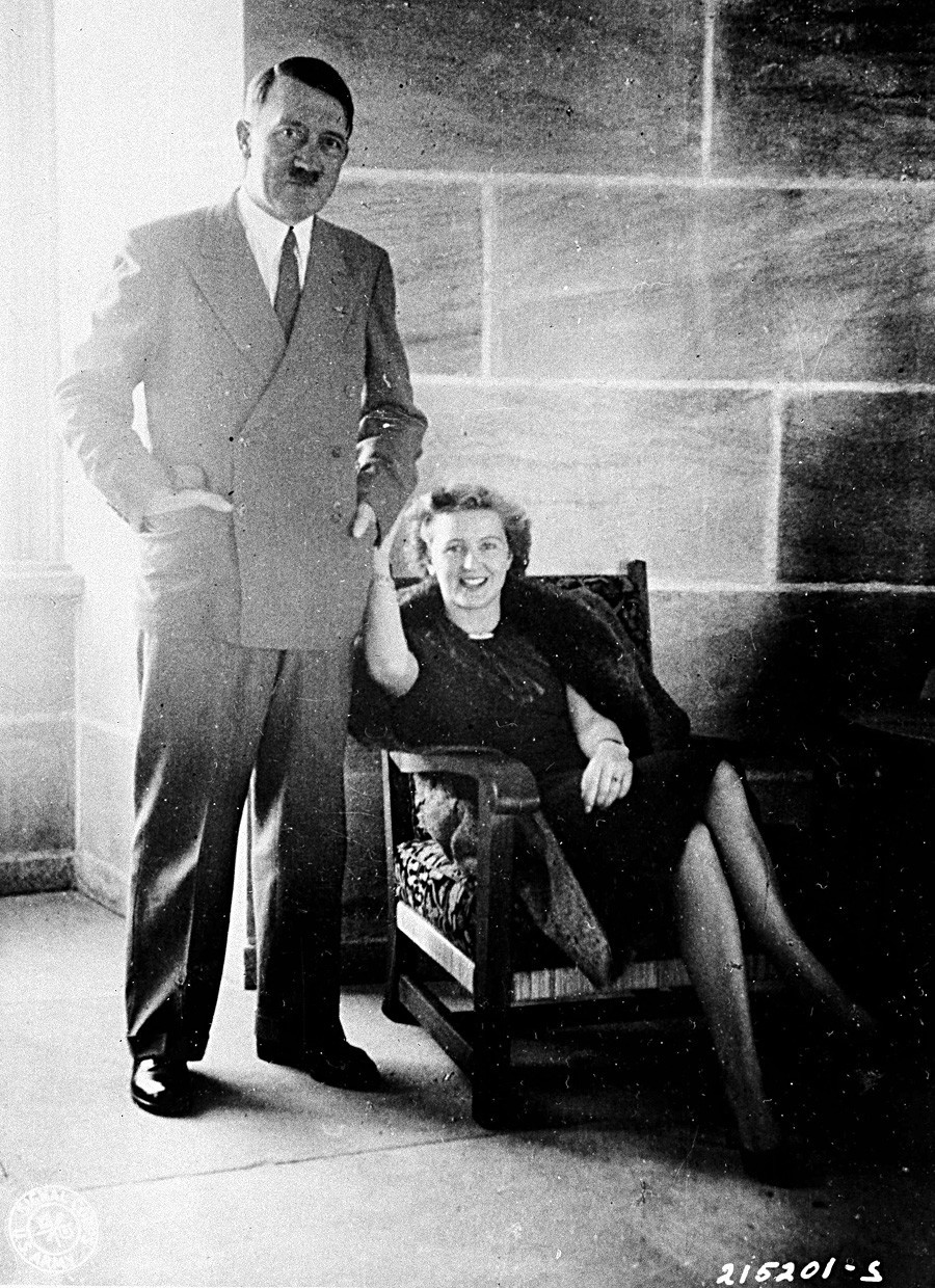 Адолф Хитлер с Ева Браун, негова съпруга само за ден (снимката е направена много преди събитията, описани в тази статия)