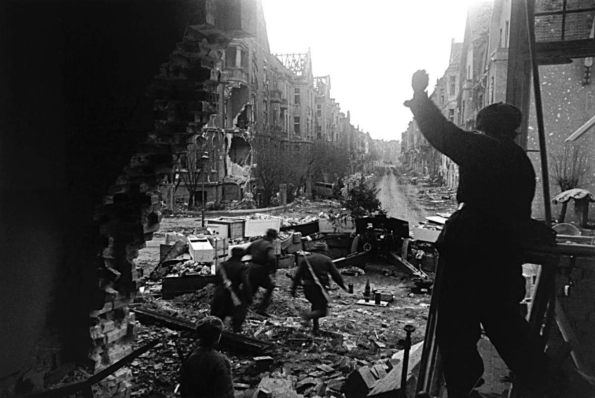 Vojaki Rdeče armade med boji na berlinskih ulicah, 1945