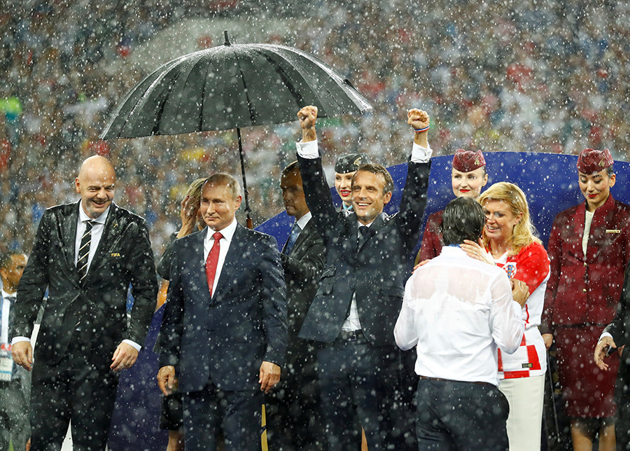 Emmanuel Macron sob a chuva no estádio em 15 de junho, quando a França ganhou a Copa do Mundo.