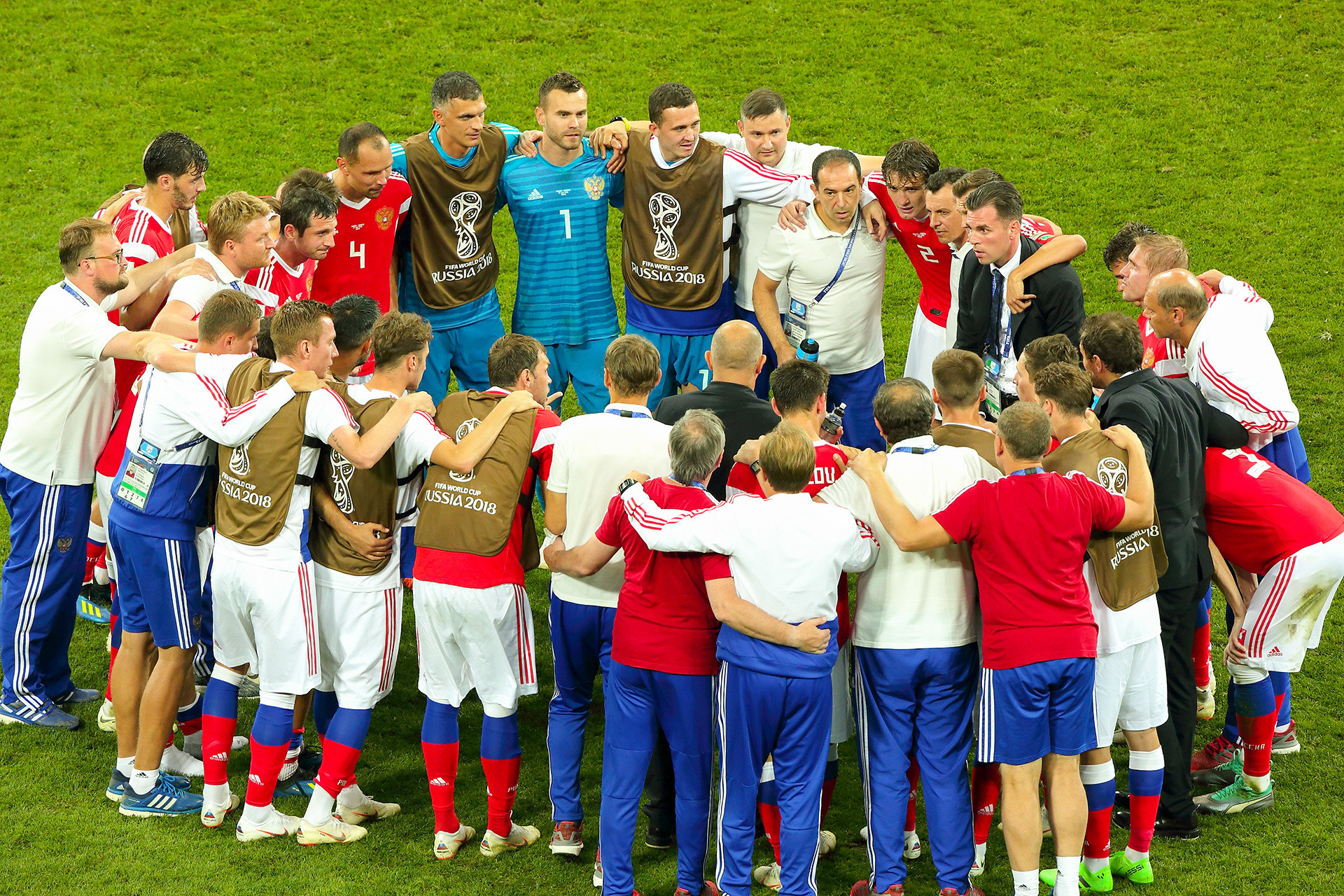 Tim Rusia sebelum seri penalti dengan Kroasia. Mereka kalah tetapi tetap menjadi pahlawan bagi semua penggemar sepak bola Rusia.