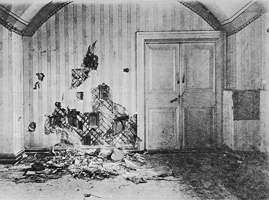 Soba v Ipatjevi hiši v Jekaterinburgu, v kateri so bili usmrčeni Romanovi