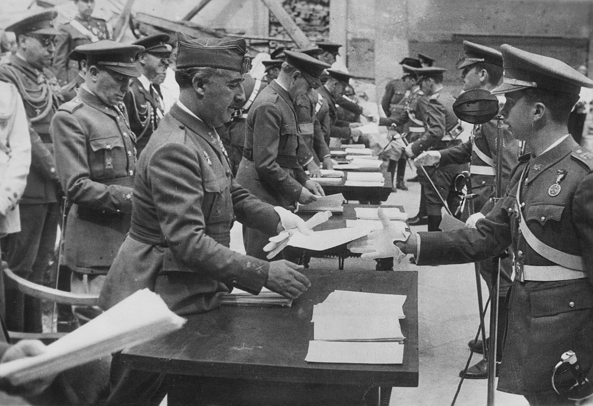 Francisco Franco condecora oficiais.