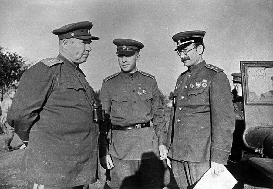 Генералот на армијата Јосиф Апанасенко, генерал-мајот Александар Родимцев и генерал-поручник Павел Ротмисров. Јули 1943 година.