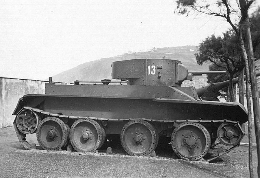 Un char soviétique BT-5 sur le sol espagnol