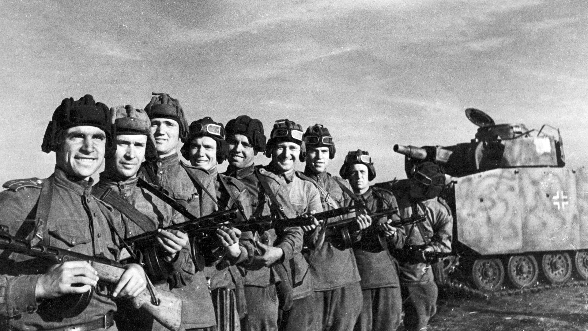 7月1943年、オリョール～クルスク方向、ザクレフスキー 部隊長（左）が指導した偵察兵たちが、重要な書類を乗せたドイツの戦車を捕らえた。