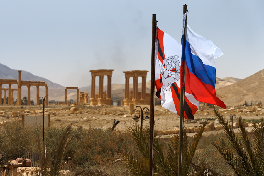 Знаме на Инженерските единици на Вооружените сили на РФ (лево) во ослободена Палмира, април 2016 година