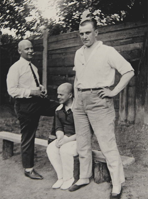 (Od leve proti desni): Aleksander Rodčenko, Viktor Šklovski in Vladimir Majakovski, 1926