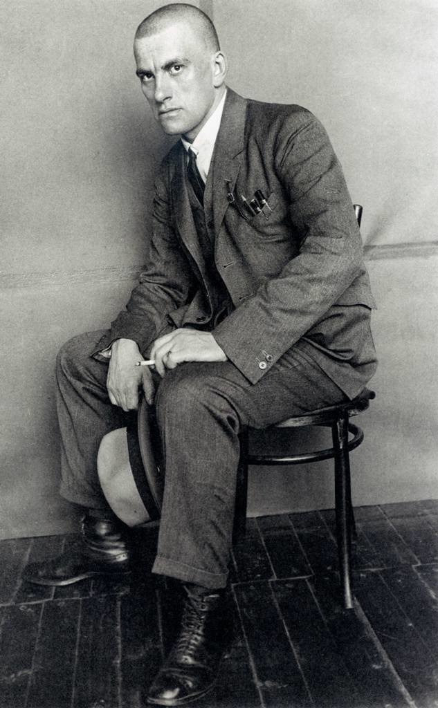 Majakovski s cigareto, 1924