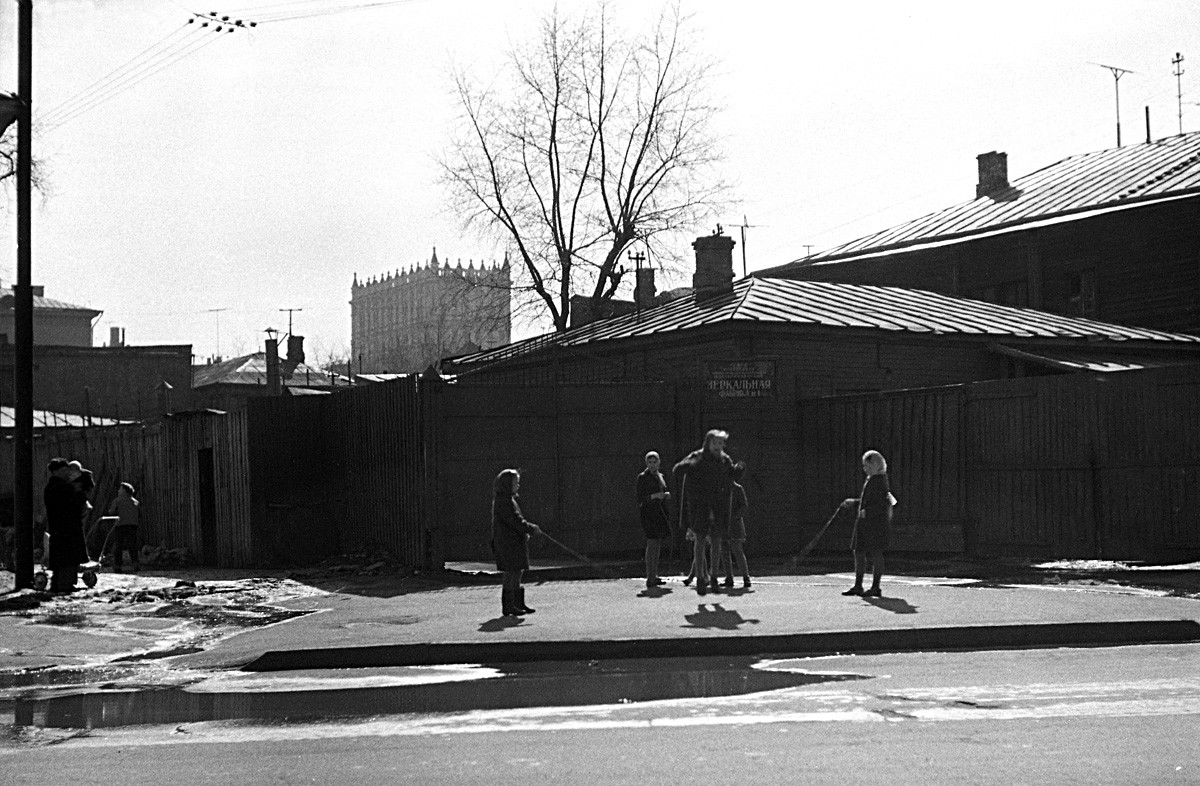 La comba, calle Staroalexéievskaia, años 50.