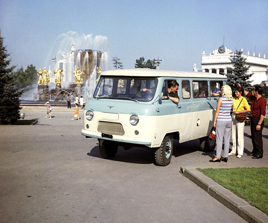 ウリヤノフスク自動車工場が1965年から生産しているソ連のバス、UAZ-452 
