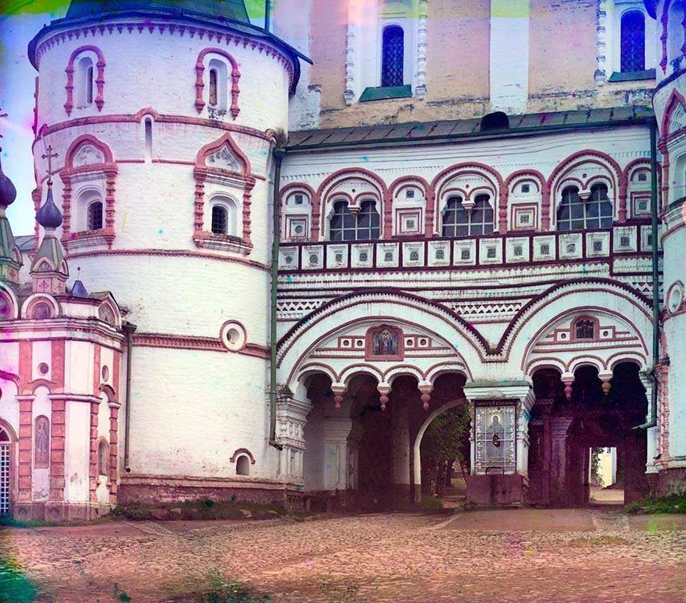 Puerta norte del monasterio de los Santos Borís y Gleb. Se aprecia la planta baja de la iglesia de la Purificación. Verano de 1911.