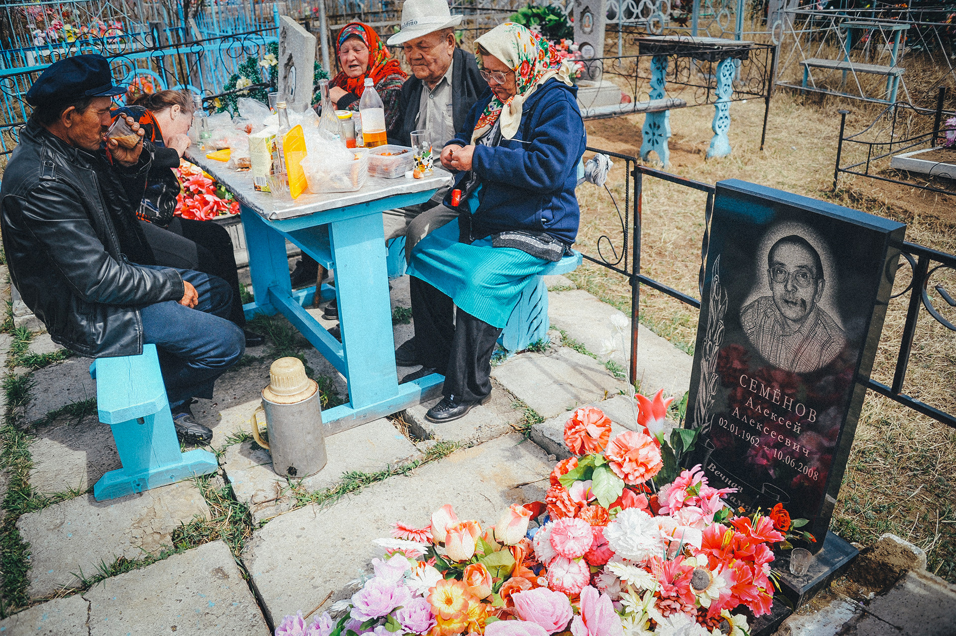 親戚のお墓で記念の食事をしている
ロシア人たち
