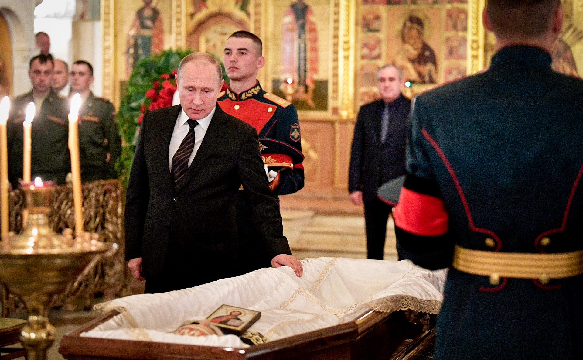 ロシアの映画監督、スタニスラフ・ゴヴォルヒンの葬式でのプーチン大統領