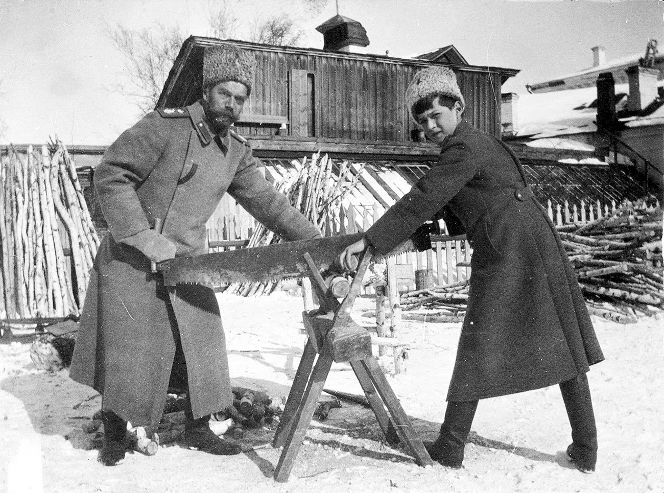 Николай II и Алексей Николаевич режат дърва в Тоболск