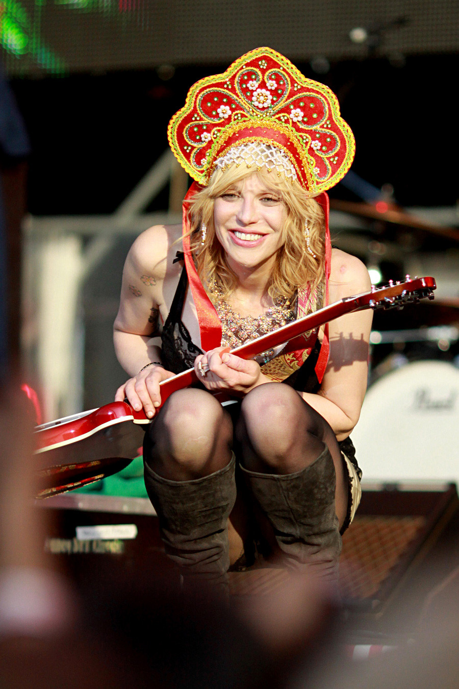 Courtney Love con un kokóshnik en el festival de música Picnic Afisha.