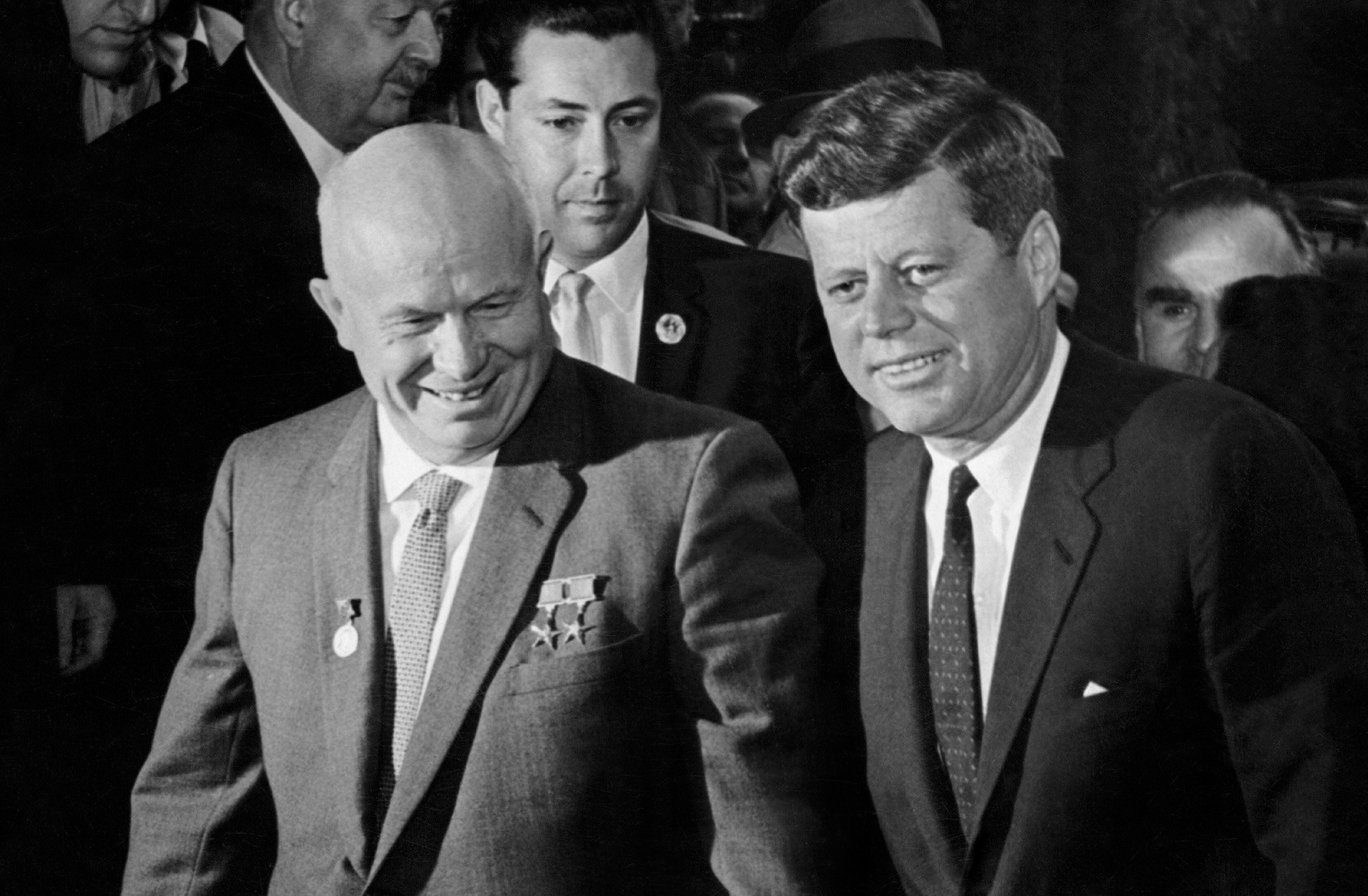Nikita Khrushchev dan John F. Kennedy — Feklisov dan Scali sedang berkomunikasi atas nama mereka.
