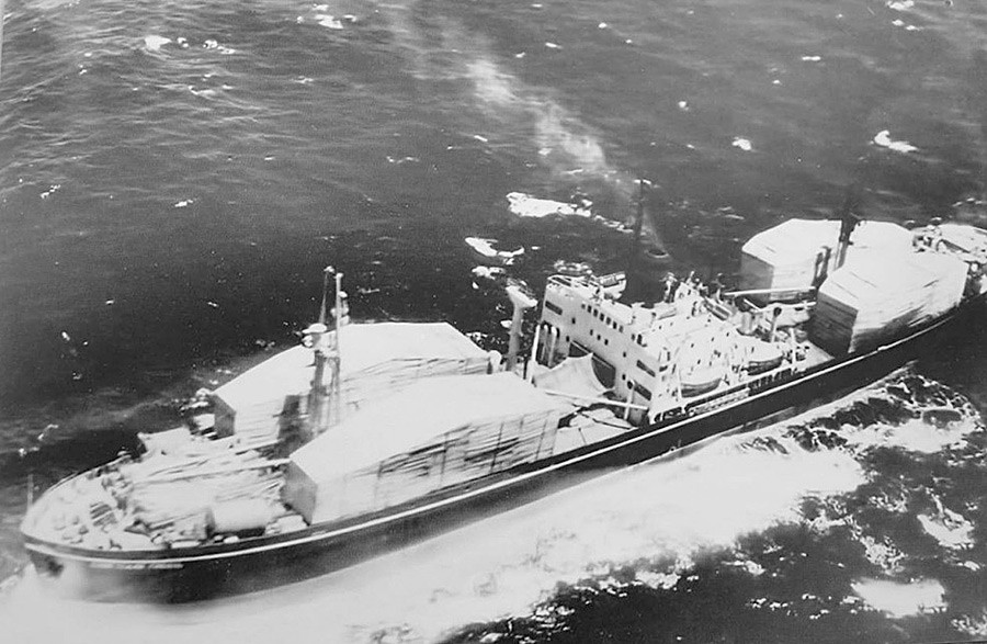 Kapal Soviet tertutup yang mengangkut hulu ledak ke Kuba.