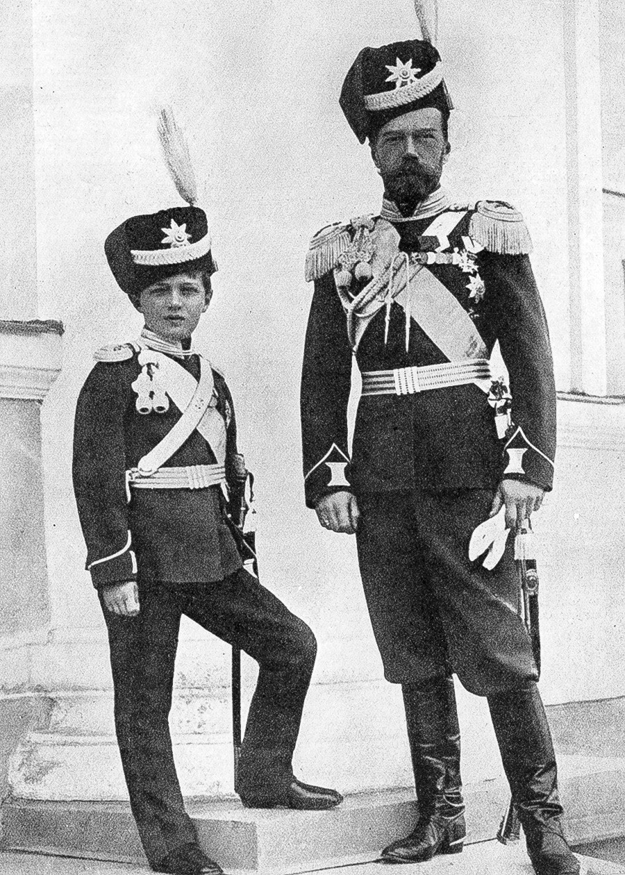 Nicolás II con su hijo Alexéi vestidos con uniforme militar.