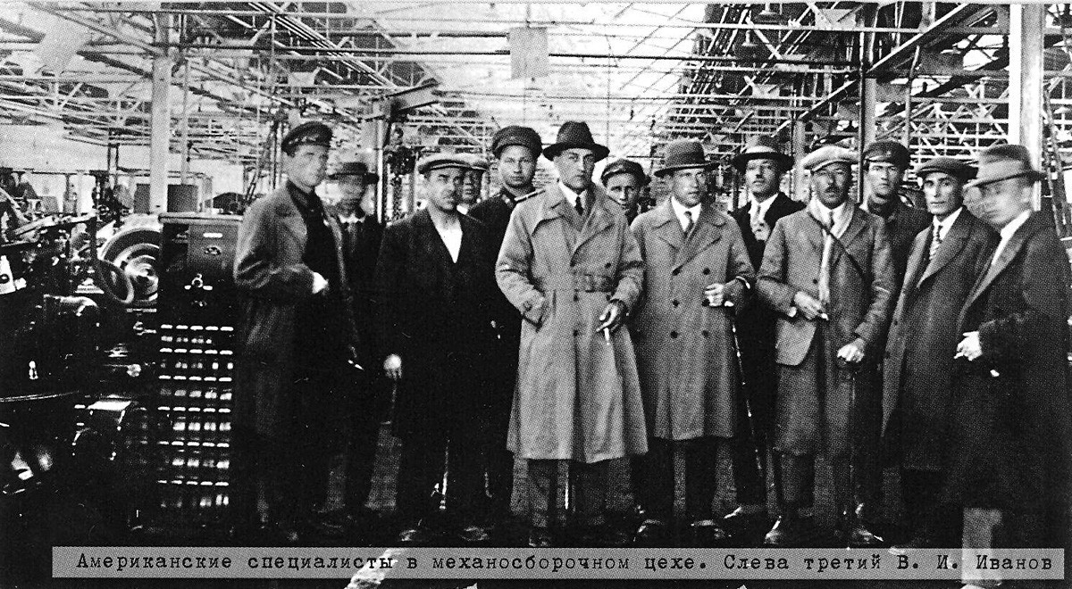Especialistas americanos dentro de fábrica de automóveis projetada por Albert Kahn em Tcheliabinsk, em 1932
