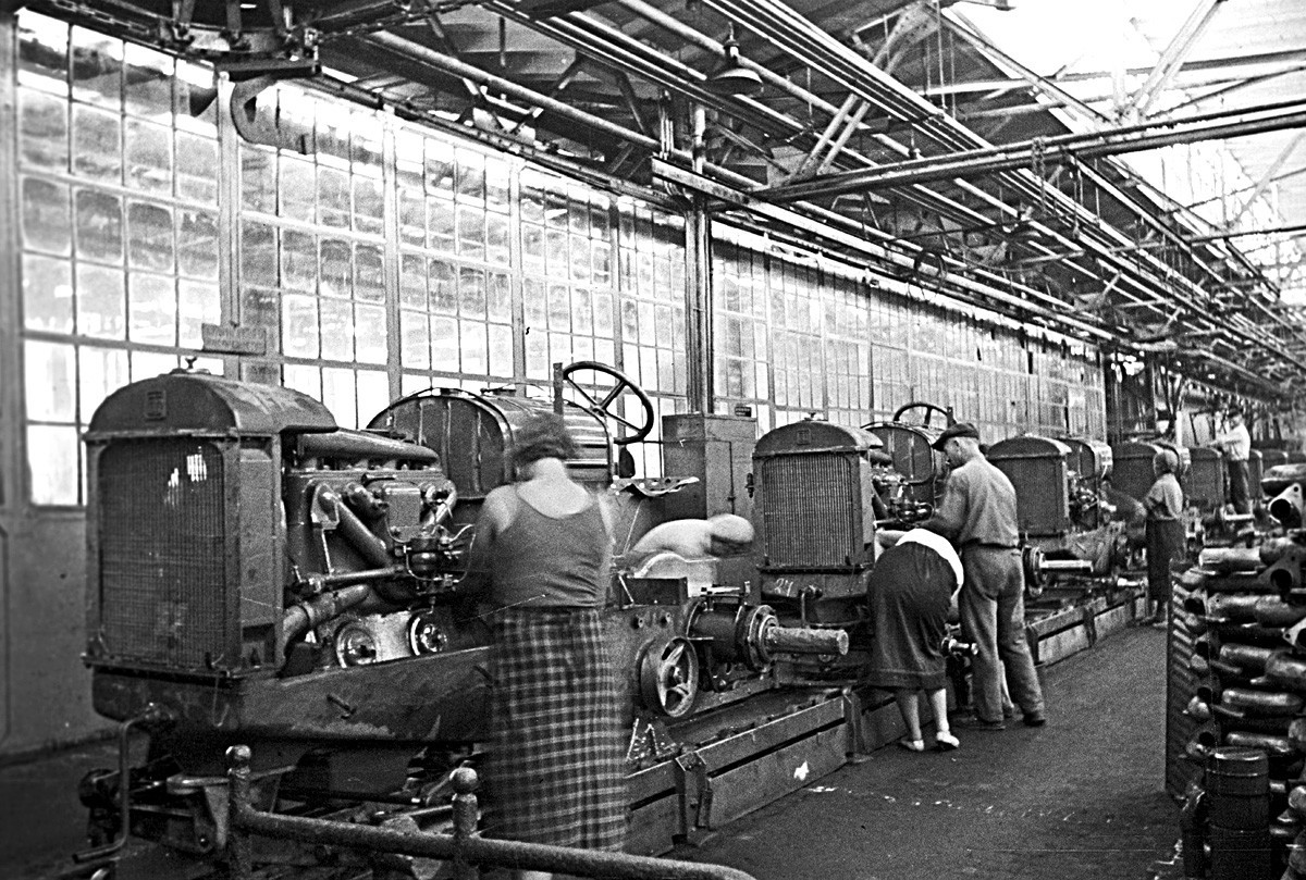 Oficina de montagem na Fábrica de Tratores de Stalingrado (a partir de 1961, Fábrica de Tratores de Volgogrado), em 1937