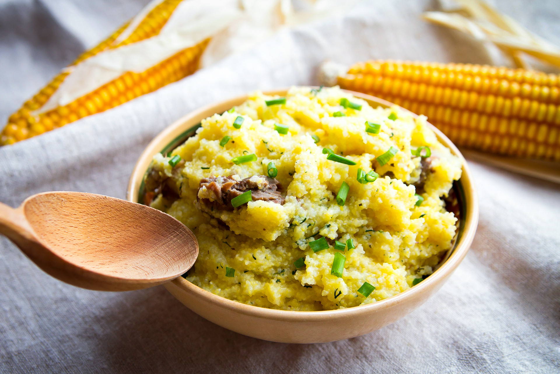 Кукурузная каша с шкварками и сыром