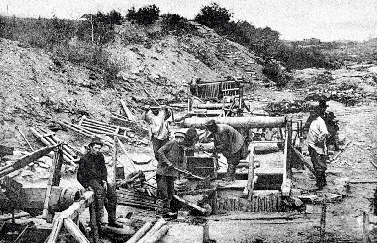 ミハイロー・アルハンゲルスキー金山での「スタラーテリ」（試掘者）という採金の会社による金を含んでいる鉱石が手で採掘されている。
イルクツク州、ロシア帝国、1908年。