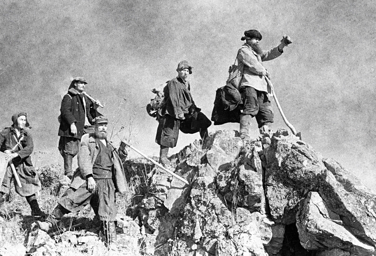 金鉱地で金を掘る鉱山労働者が職場に向かっている。1936年。