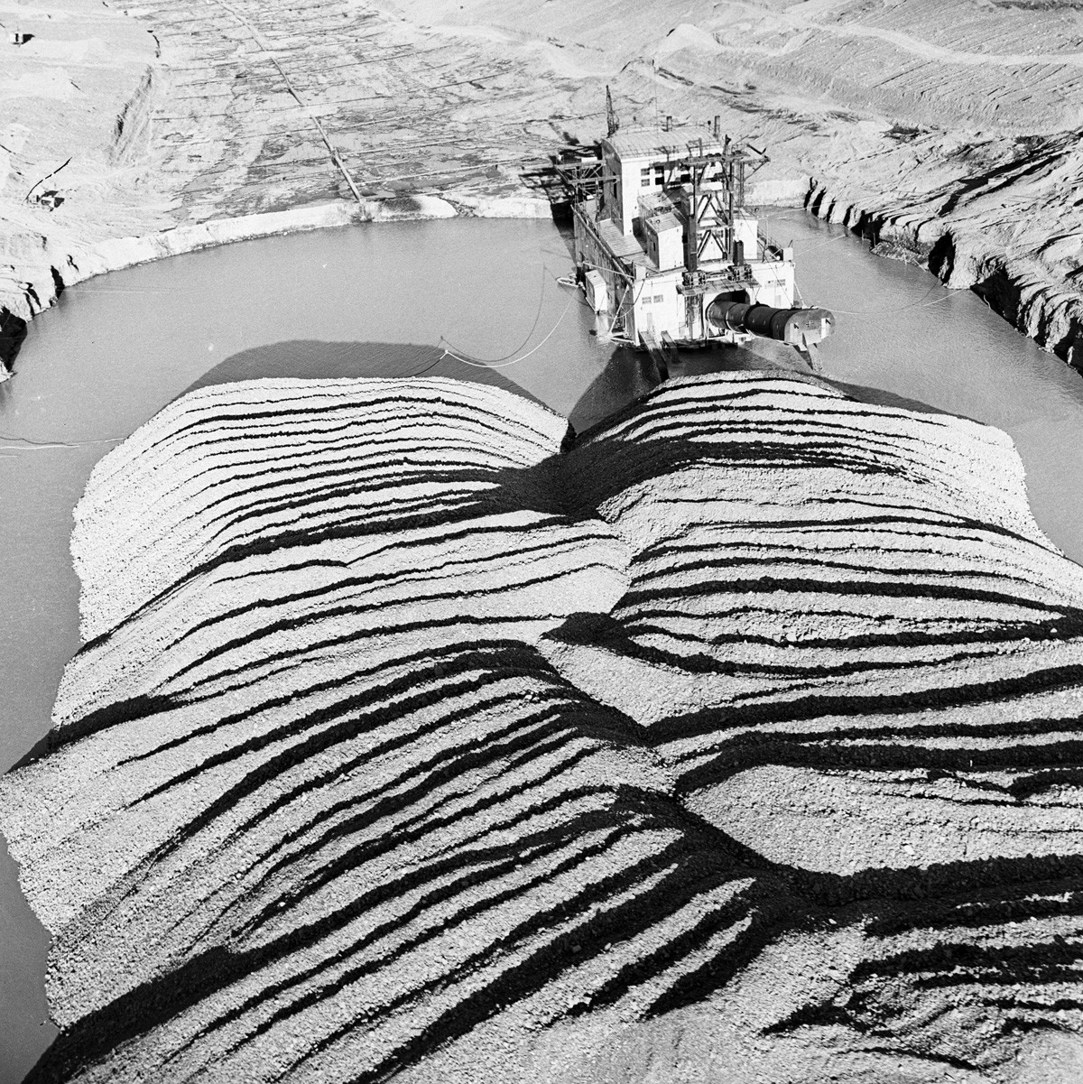 コリマ川アリスケロフ採金地、ビリビノ市マガダン州、1964年。ここは、砂金の処理能力が一日に数千トンで、数百人の労働者を交代している。	
