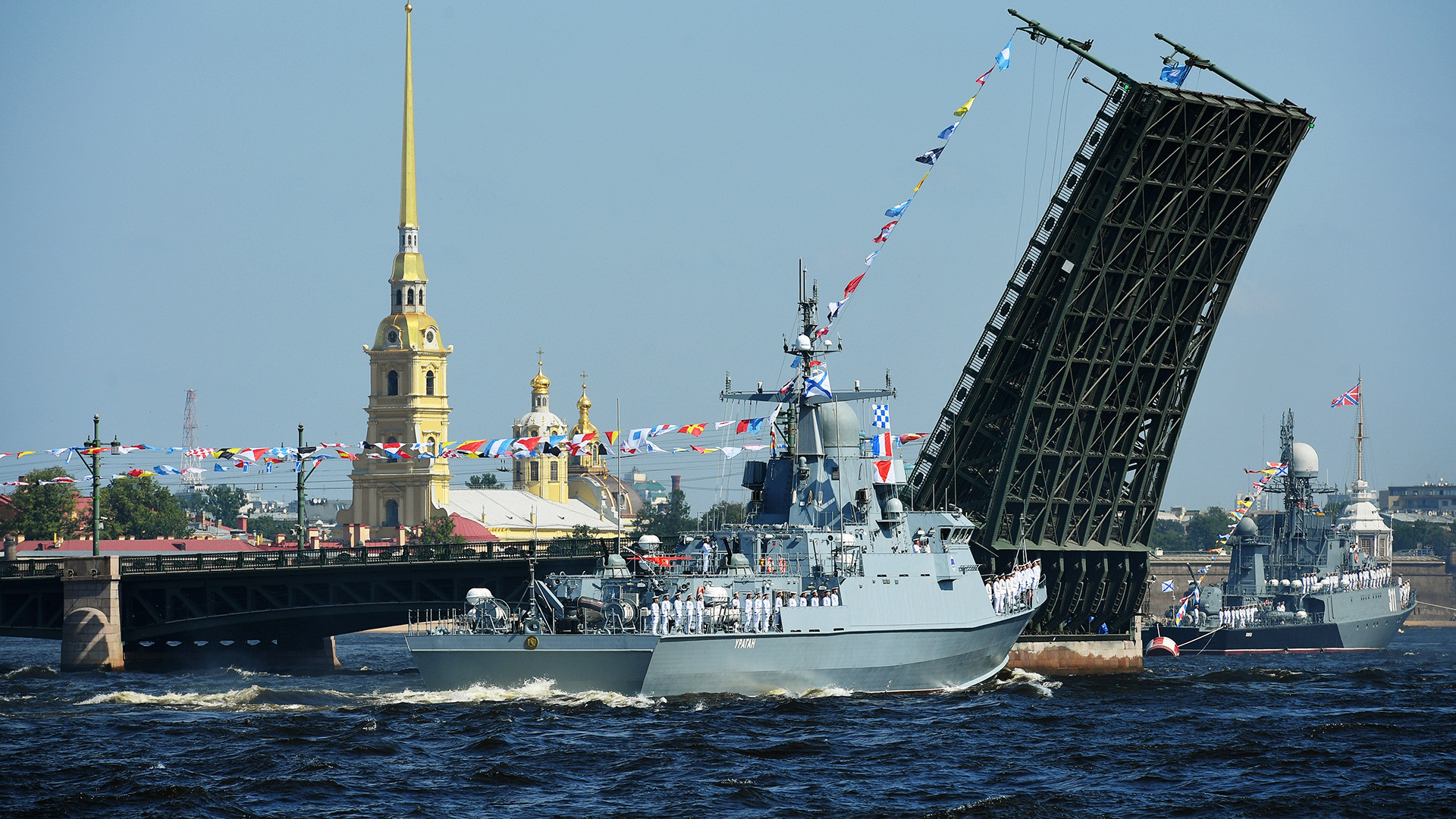 Мали ракетни брод „Ураган“ на главној поморској војној паради у Санкт Петербургу поводом Дана Ратне морнарице Русије.