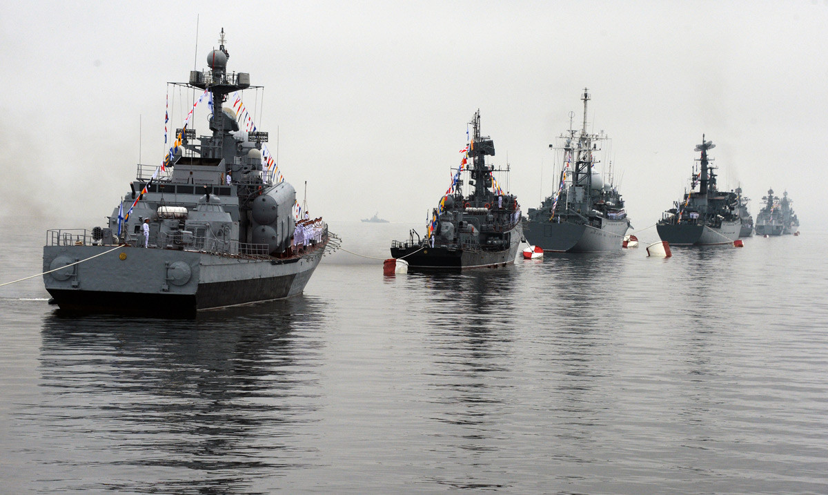 Бродови Тихоокеанске флоте постројени за параду на прослави Дана Ратне морнарице у Владивостоку.