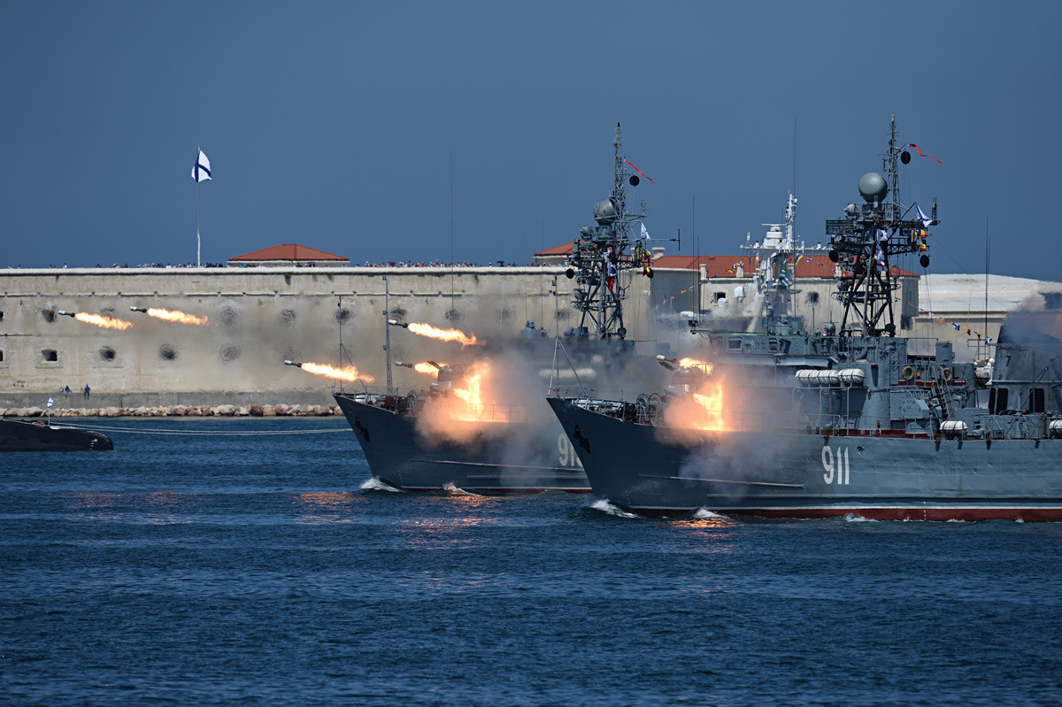 Морски миноловци „Иван Голубец“ (у првом плану) и „Коровец“ на прослави Дана Ратне морнарице у Севастопољу.