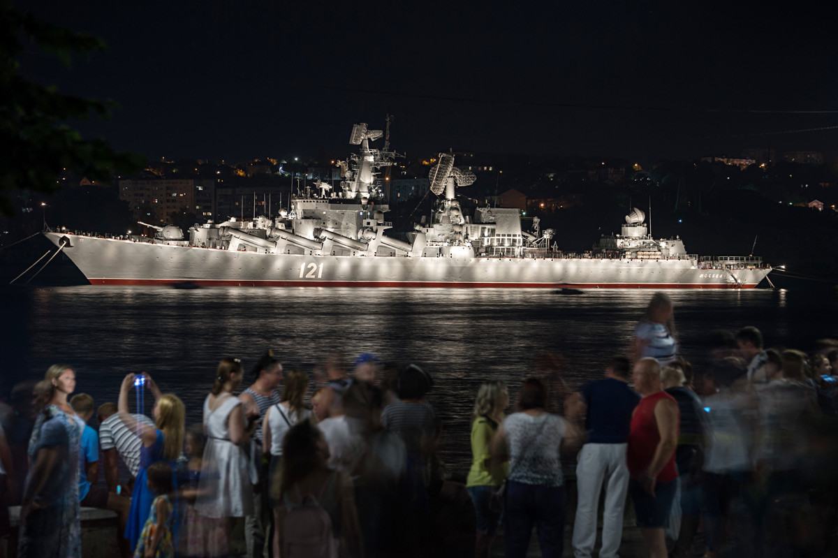 Ракетна крстарица „Москва“ на прослави Дана Ратне морнарице у Севастопољу.