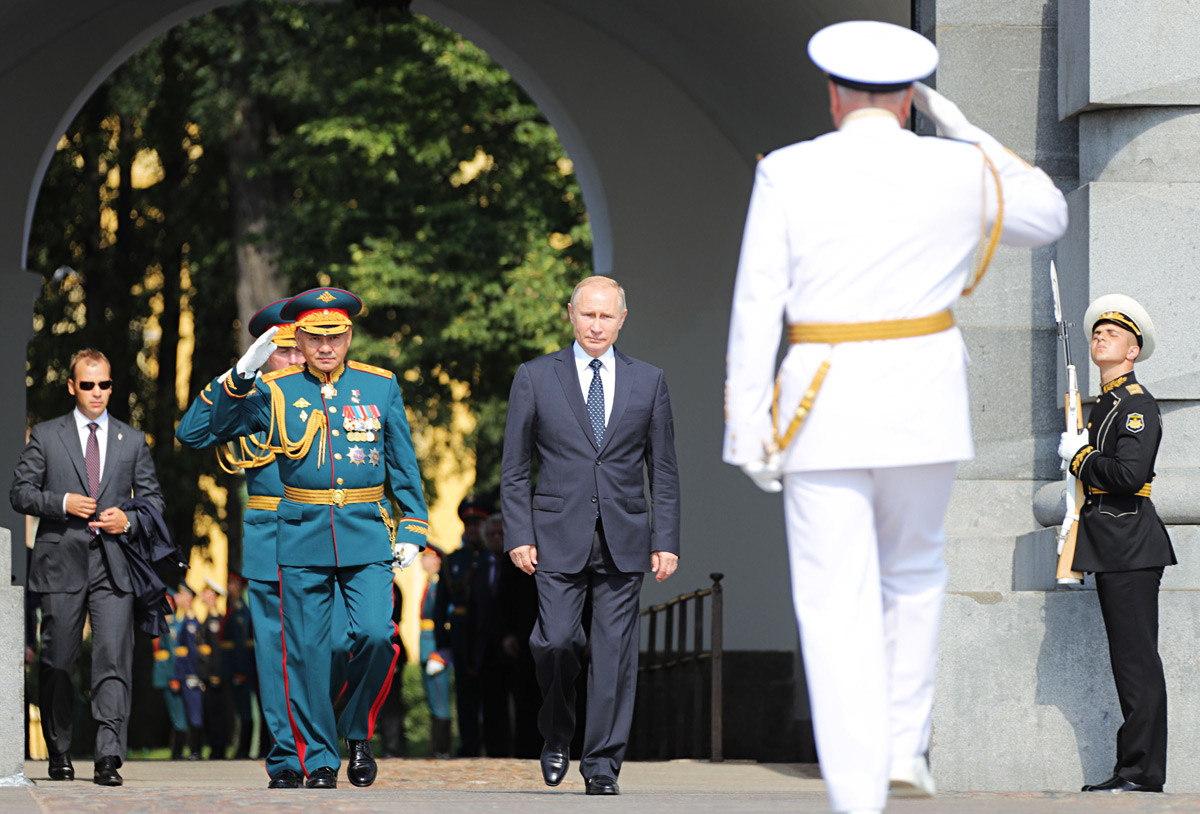 Parade v Sankt Peterburgu sta se udeležila tudi ruski predsednik Vladimir Putin in obrambni minister Sergej Šojgu.