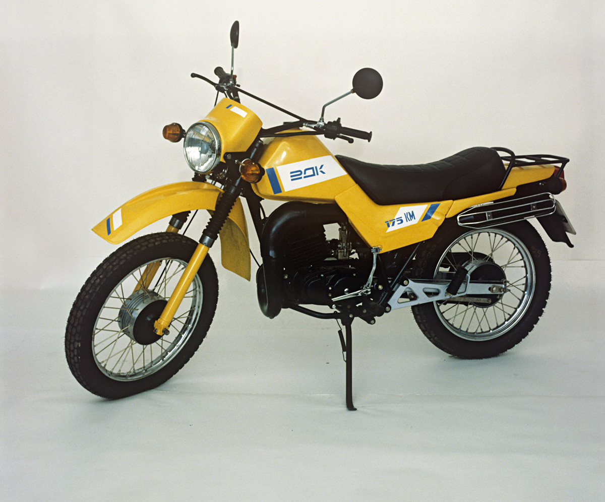 クロスカントリーバイク「TMZ-5,951」(Tula Rover)は未舗装の道路
や凹凸路向け。強制冷却の始動電動機、幅広タイヤ。1988年。

