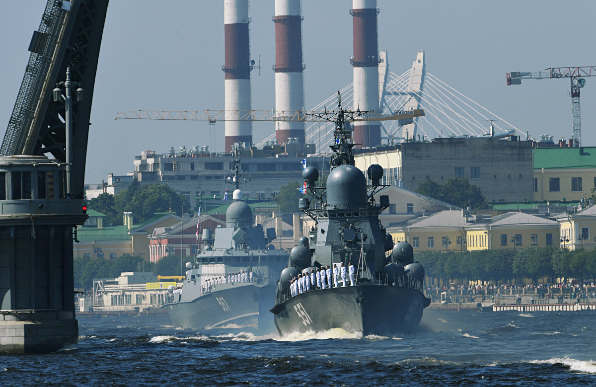 Од десно кон лево: малите ракетни бродови „Ливењ“ и „Ураган“ на главната поморска воена парада во Санкт Петербург по повод Денот на Воената морнарица на Русија.

 


