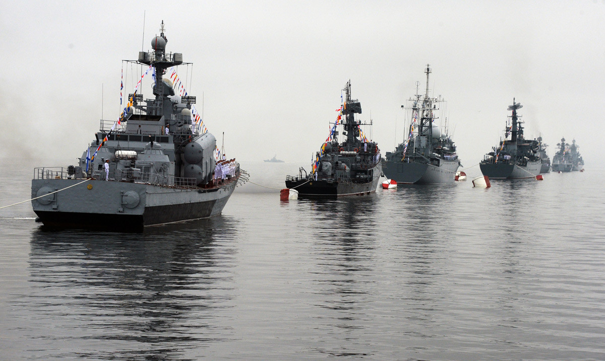 Brodovi Tihooceanske flote postrojeni za paradu na proslavi Dana Ratne mornarice u Vladivostoku.