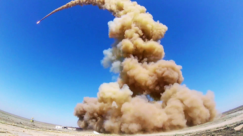 Peluncuran rudal pencegat termutakhir sistem Misil Antibalistik Rusia (ABM) di lapangan pengujian Sary-Shagan, Kazakhstan. Tangkapan layar dari video yang disediakan oleh Kementerian Pertahanan Rusia.